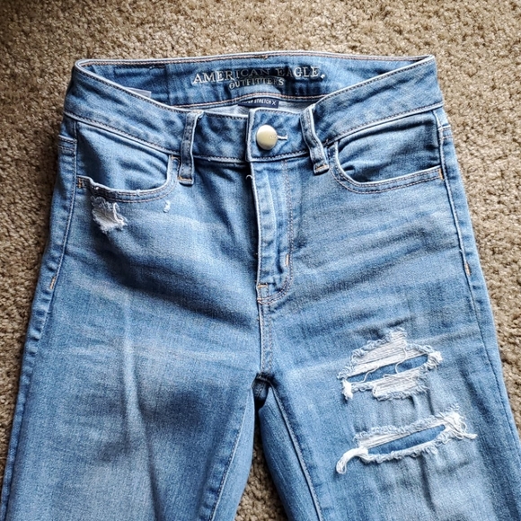 American Eagle Light wash distressed jeans - Picture 2 of 4